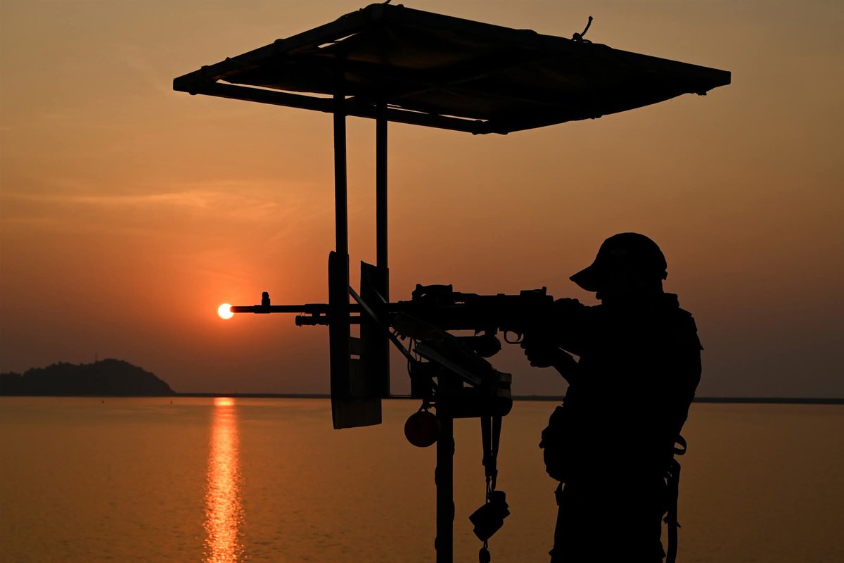 IndianDefenceT's tweet photo. Readiness That Never Rests: Indian Navy showcases unwavering preparedness and strength 💪 #TypicalThursday #NavalWarfare #NavyReadiness #OpDemo2025 #NavyDay2025 #IndianNavy #MaritimeSecurity https://t.co/Cd4IhcxLEu