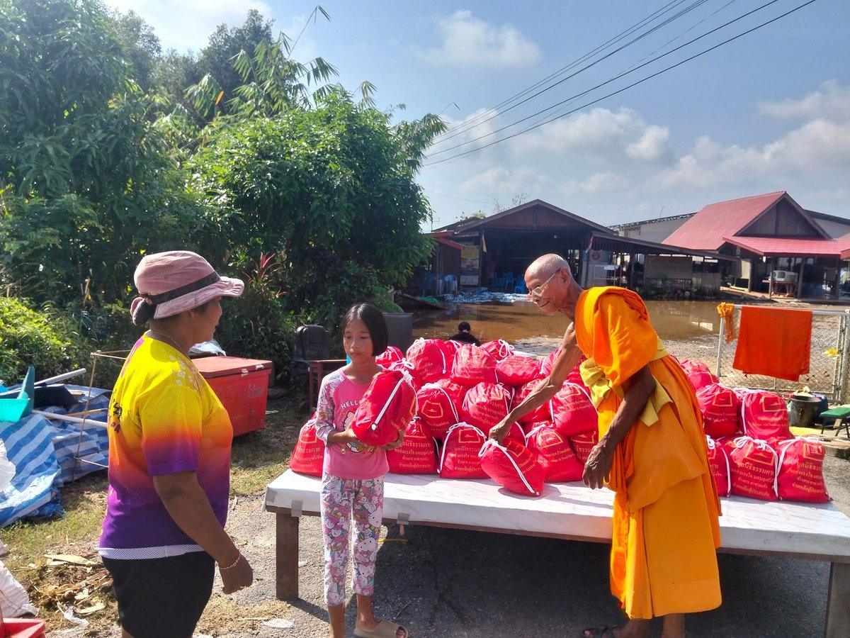 Psanitwong's tweet photo. 4 ธันวาคม 2568 แจกถุงยังชีพ 
จาก วัดพระธรรมกาย จ.ปทุมธานี ส่งมือผู้ประสบภัย #น้ำท่วมปัตตานี
    #หลวงพ่อธัมมชโย และอนุโมทนาบุญ #คณะศิษยานุศิษย์วัดพระธรรมกาย ที่อนุเคราะห์ช่วยเหลือถุงยังชีพพร้อมทั้งข้าวสารอาหารแห้งช่วยเหลือ https://t.co/Klehdp6Vvx