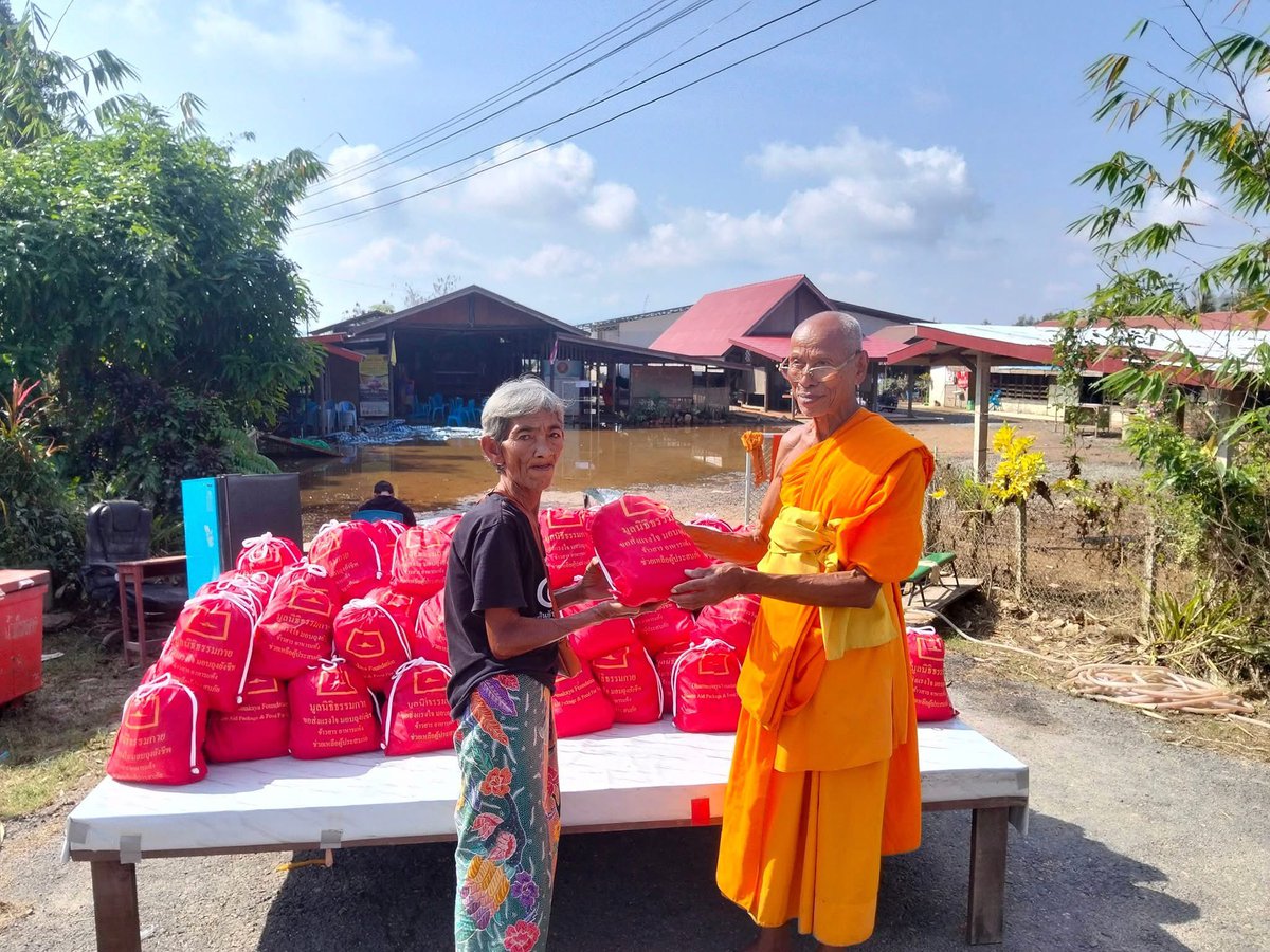 Psanitwong's tweet photo. 4 ธันวาคม 2568 แจกถุงยังชีพ 
จาก วัดพระธรรมกาย จ.ปทุมธานี ส่งมือผู้ประสบภัย #น้ำท่วมปัตตานี
    #หลวงพ่อธัมมชโย และอนุโมทนาบุญ #คณะศิษยานุศิษย์วัดพระธรรมกาย ที่อนุเคราะห์ช่วยเหลือถุงยังชีพพร้อมทั้งข้าวสารอาหารแห้งช่วยเหลือ https://t.co/Klehdp6Vvx