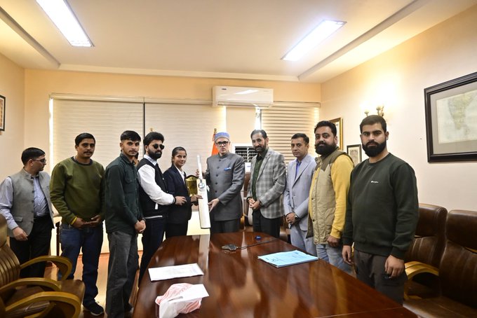 jindadlKashmir's tweet photo. CM #OmarAbdullah felicitates #AnekhaDevi, a proud daughter of Kathua & a member of India’s inaugural Women’s T20 Blind World Cup–winning team.

A moment of honour for J&K as her grit, talent & courage shine on the world stage.

#JKPride #WomenInSports #blindcricket #inspirational