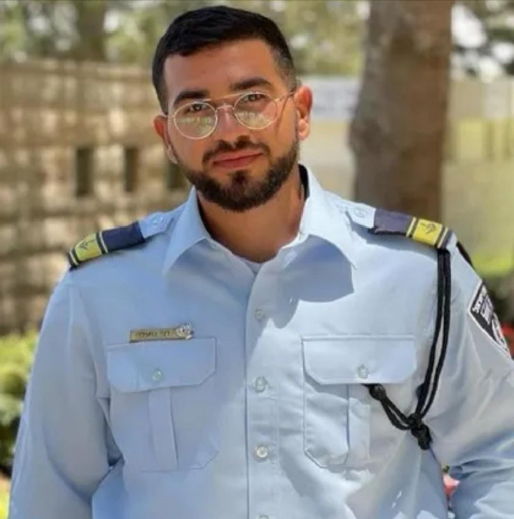 *רן עדיין בעזה*

החטוף האחרון

אסור לנו להפסיק לדבר עליו

*רן גואלי*
בבוקר של 7.10 רן, שוטר יס"מ היה בחופשה כשהוא שמע מה קורה בעוטף ומיד נסע לשם לעזור בלחימה
הוא חיסל מעל 10 מחבלים לפני שנורה מספר פעמים וגופתו נחטפה לעזה
בן 24 בנופלו
הותיר אחריו הורים ו2 אחים

מחכים לשובו