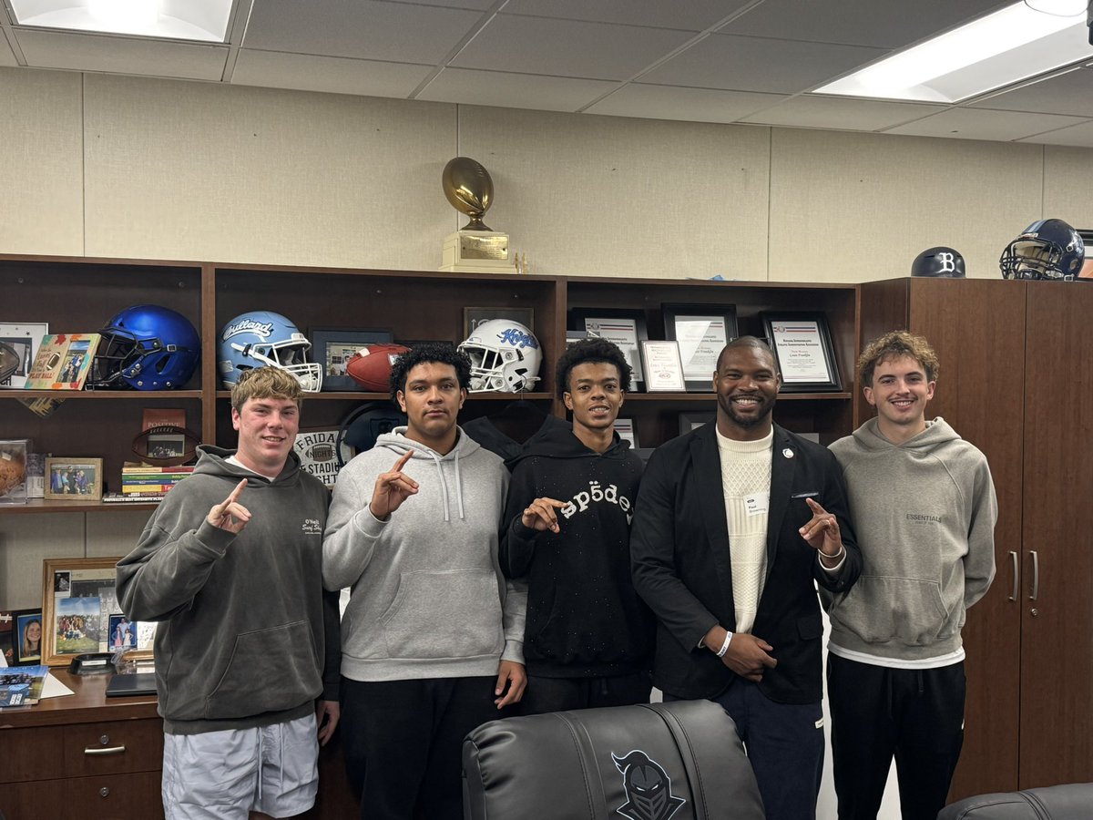 LouisMFranklin's tweet image. Thanks @paulbrowning81 from @CSUPFootball for stoping by @BullardFootball and recruiting our studs!