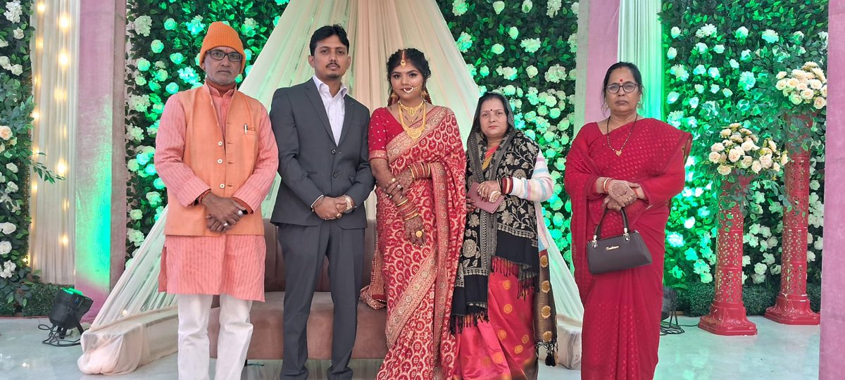 गोरखपुर में डॉ शैलेन्द्र सिंह जी "नन्हे भैया" के सुपुत्र तथा अपने भतीजे गोलू सिंह के रिसेप्शन समारोह में सम्मिलित होकर नवदंपत्ति को शुभाशीष एवं हार्दिक मंगलकामनाएं प्रेषित कीं।