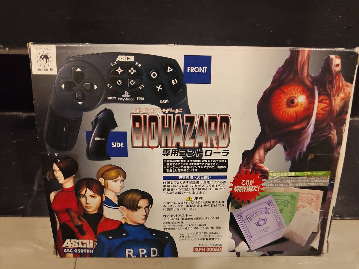 retrogamecamp's tweet photo. プレイステーション「バイオハザード専用コントローラー」の入荷です！
このコントローラーも最近見かけなくなりましたが、今回はなんと同梱品のハーブティー付き。
賞味期限2000年で当店スタッフ「私生まれてないです」とのこと。
おハーブですわ～～ https://t.co/rD3hA3GmaY