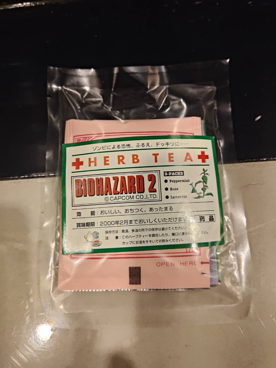 retrogamecamp's tweet photo. プレイステーション「バイオハザード専用コントローラー」の入荷です！
このコントローラーも最近見かけなくなりましたが、今回はなんと同梱品のハーブティー付き。
賞味期限2000年で当店スタッフ「私生まれてないです」とのこと。
おハーブですわ～～ https://t.co/rD3hA3GmaY