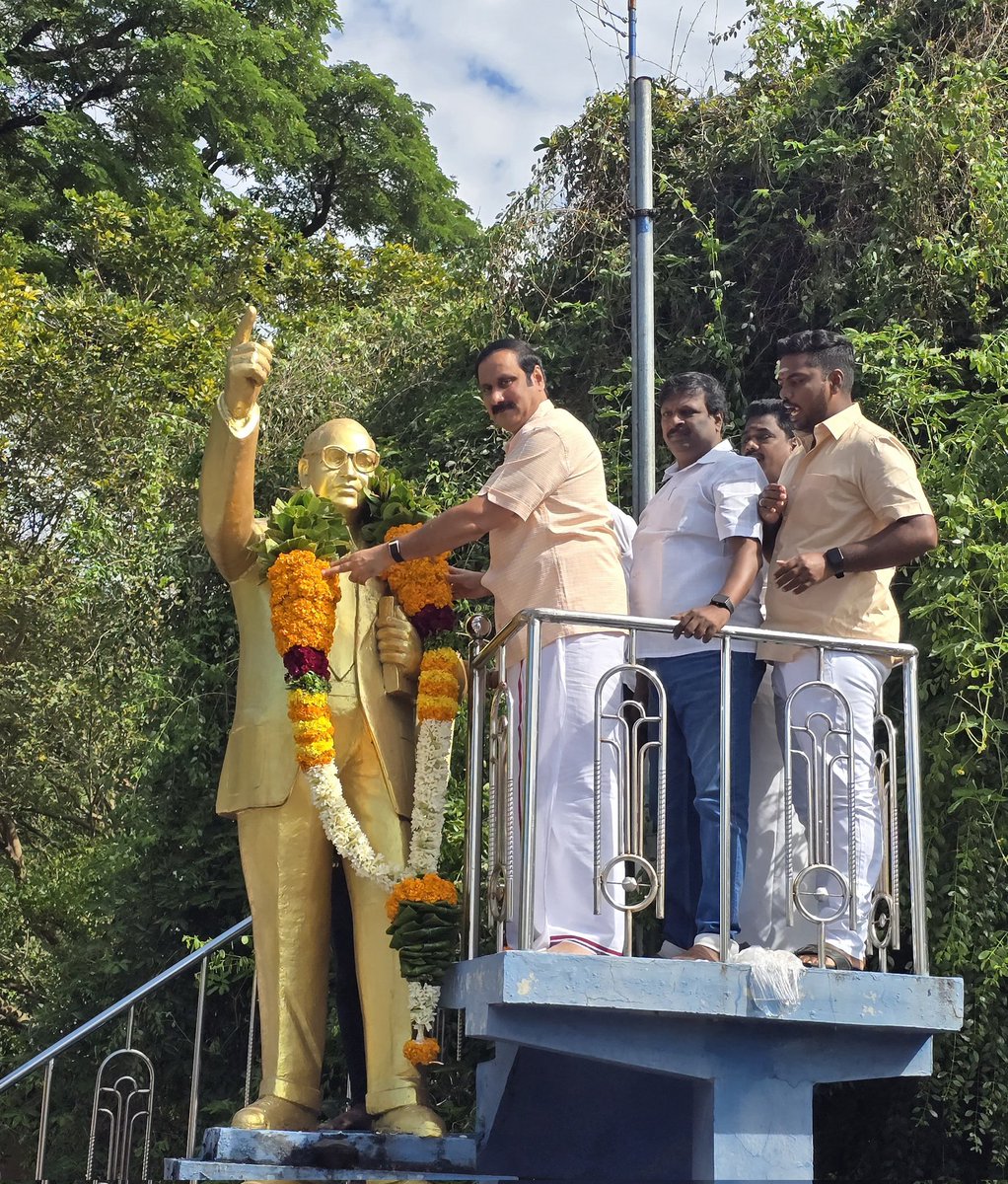 draramadoss's tweet image. விழுப்புரம் மாவட்டம், மரக்காணத்தில் அமைந்துள்ள, பாட்டாளி மக்கள் கட்சியின் கொள்கை ஆசான்களில் ஒருவரான, சட்டமேதை அண்ணல் அம்பேத்கர் அவர்களின் திருஉருவ சிலைக்கு மாலை அணிவித்து மரியாதை செலுத்திய போது.!