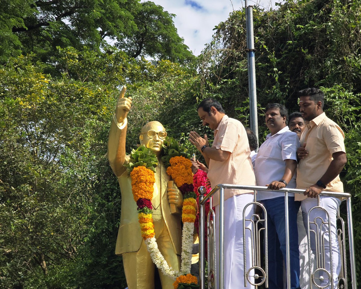 draramadoss's tweet image. விழுப்புரம் மாவட்டம், மரக்காணத்தில் அமைந்துள்ள, பாட்டாளி மக்கள் கட்சியின் கொள்கை ஆசான்களில் ஒருவரான, சட்டமேதை அண்ணல் அம்பேத்கர் அவர்களின் திருஉருவ சிலைக்கு மாலை அணிவித்து மரியாதை செலுத்திய போது.!