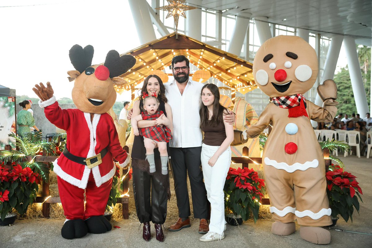 SOTOP_Tab's tweet photo. La coordinadora del Voluntariado de la @SOTOP_Tab, Ivonne Stivalet, encabezó la inauguración del nacimiento navideño frente al Museo Elevado de Villahermosa, acompañada por la maestra  Aurora Raleigh de la Cruz, presidenta honoraria del @DIFTabasco, y por las damas voluntarias. 

El nacimiento, creado por el artesano Gonzalo Rodríguez Geronimo, destaca por su elaboración con petates y piezas multicolores que celebran nuestras tradiciones.
La presentación del coro del Centro de Atención Integral dio el toque festivo a la tarde 🎶✨.