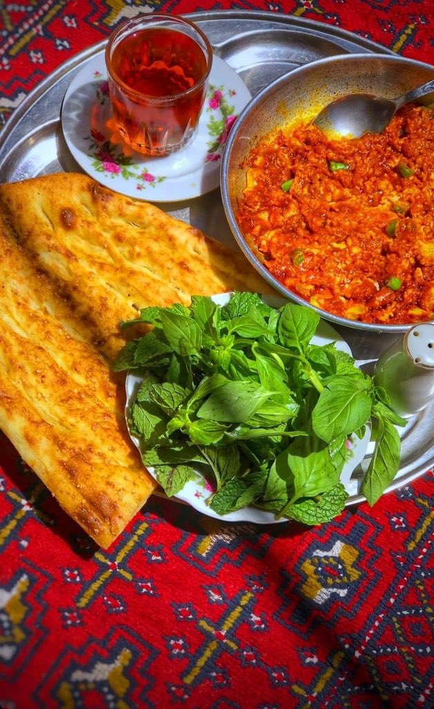 جان می‌دهم از حسرت دیدار تو چون صبح
باشد که چو خورشید درخشان، به درآیی؛

#حافظ