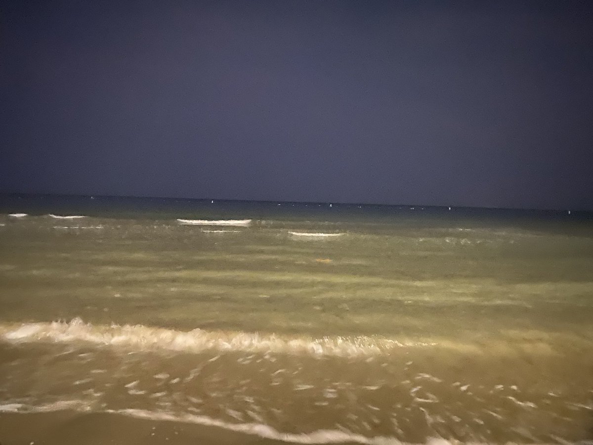 عيونك ماهو يقدر عليها ولا عوّام 
بحر و البحر يا كثر غرقاه بالعاده ""