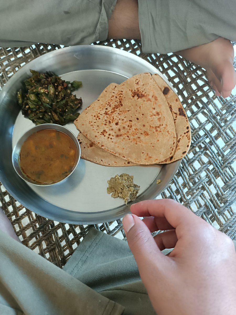 YBj_1's tweet image. Pet pooja ho gyi 🤤

#Desi   #breakfastlove