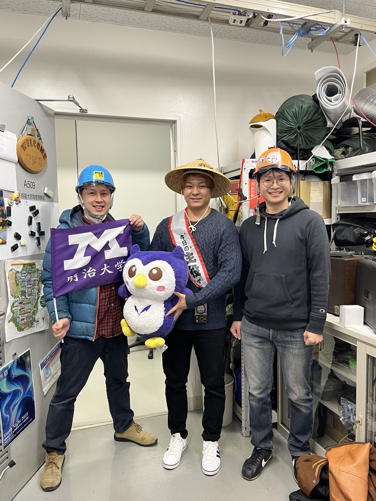 meiji_suzuhide's tweet photo. 当研究室からはM2の倉本さんが越冬隊として参加します。当研究室出身者の南極行きは5人目です。お見送りには行けませんでしたが、出発前に研究室に立ち寄ってくれたので、南極経験者である遠藤さんと鈴木で記念写真を撮ることができました。倉本さん、ご安全に！ https://t.co/f0vOIBJTzH