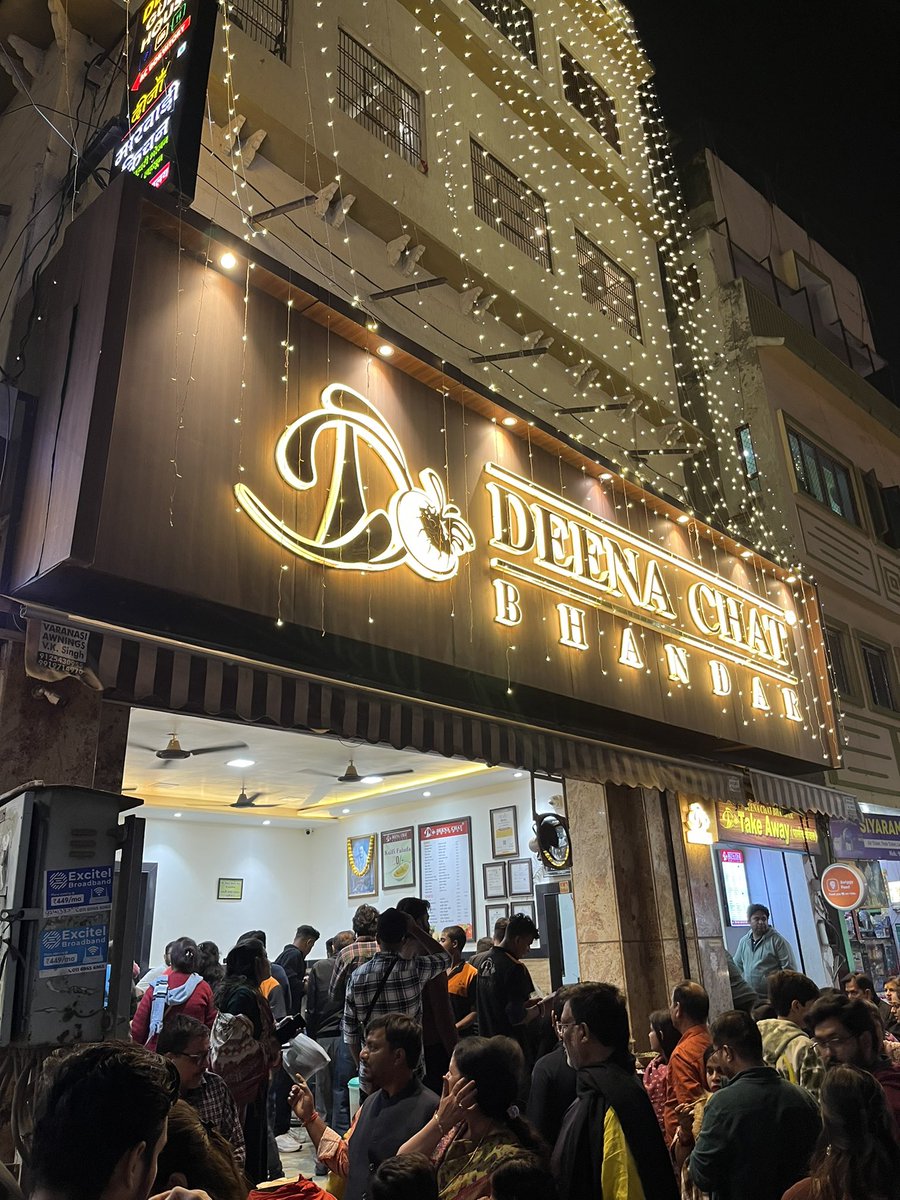 RRK_coder's tweet image. Ticking off Varanasi’s must-try(3): Deena Chaat Bhandaar 

went in for one chaat, ended up trying four items😋

Tamatar Chaat 
Tikka Chola 
Papri Chaat 
Chilli Paneer Biryani