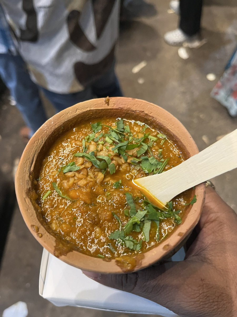 RRK_coder's tweet image. Ticking off Varanasi’s must-try(3): Deena Chaat Bhandaar 

went in for one chaat, ended up trying four items😋

Tamatar Chaat 
Tikka Chola 
Papri Chaat 
Chilli Paneer Biryani