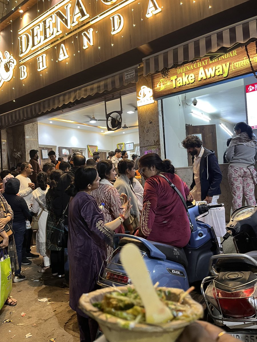 RRK_coder's tweet image. Ticking off Varanasi’s must-try(3): Deena Chaat Bhandaar 

went in for one chaat, ended up trying four items😋

Tamatar Chaat 
Tikka Chola 
Papri Chaat 
Chilli Paneer Biryani