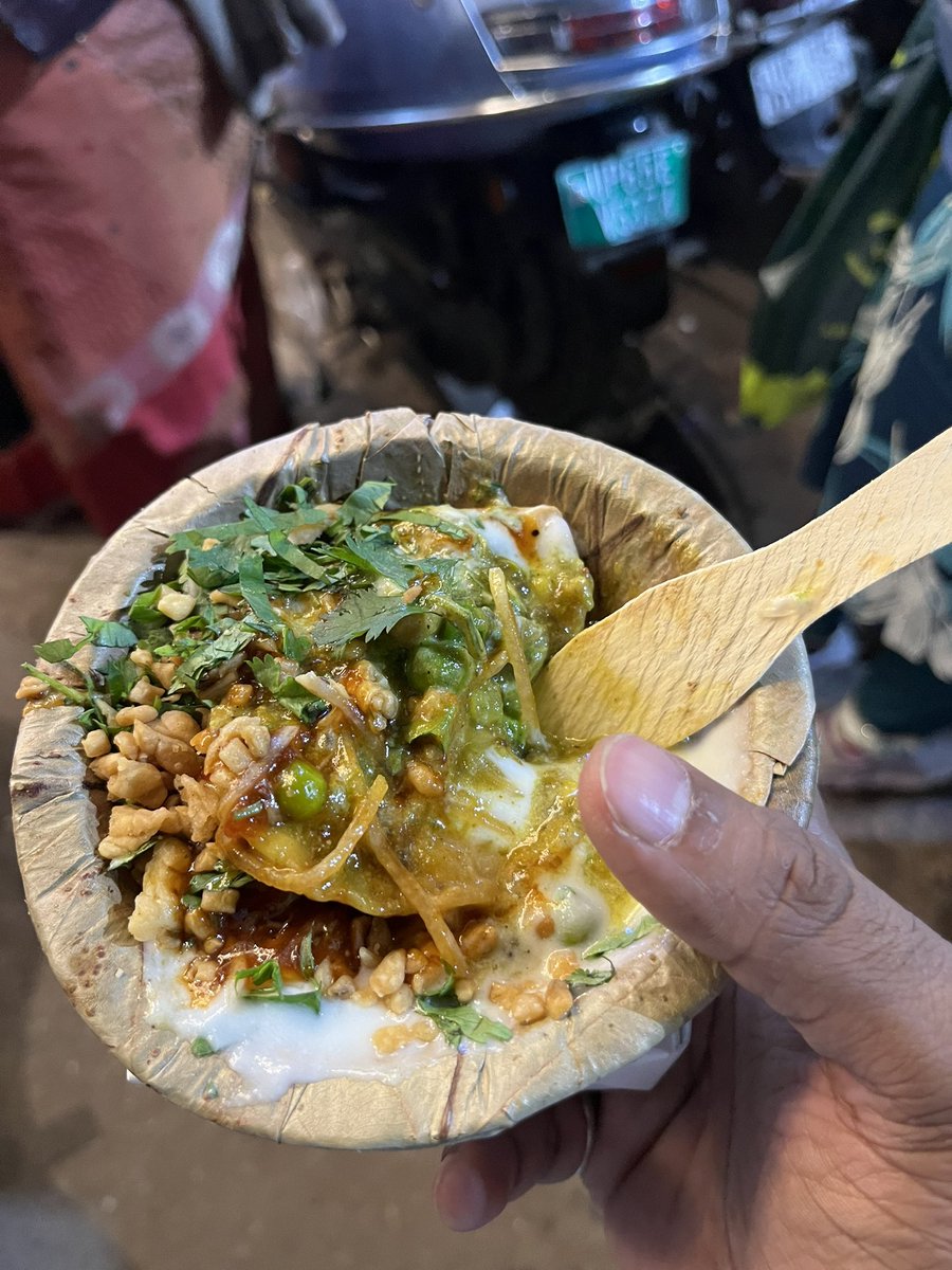 RRK_coder's tweet image. Ticking off Varanasi’s must-try(3): Deena Chaat Bhandaar 

went in for one chaat, ended up trying four items😋

Tamatar Chaat 
Tikka Chola 
Papri Chaat 
Chilli Paneer Biryani