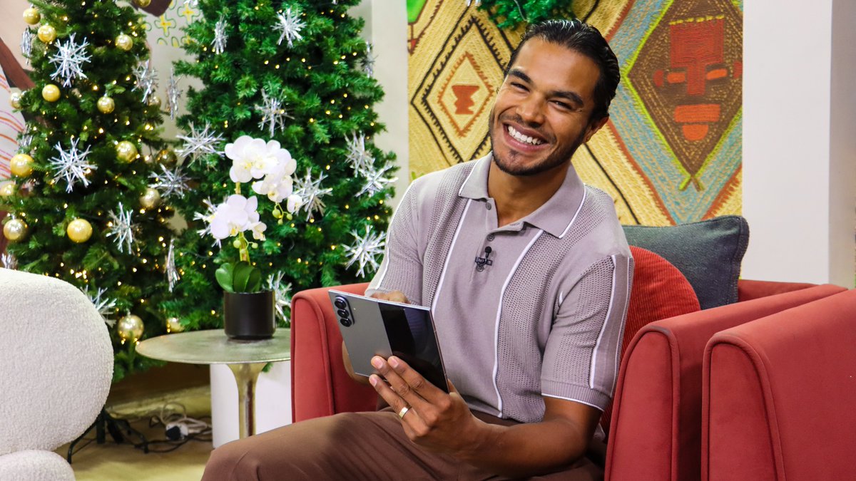 expressoshow's tweet image. Here's your chance to win a Samsung Galaxy Fold 7, courtesy of Samsung. To enter, tell us which features of the @SamsungMobileSA Galaxy Z Fold7 would make your life easier? Using #GalaxyZFold7 and #GalaxyWatch8. 
Comp closes 5 December 2025. Ts &amp;amp; Cs apply:…