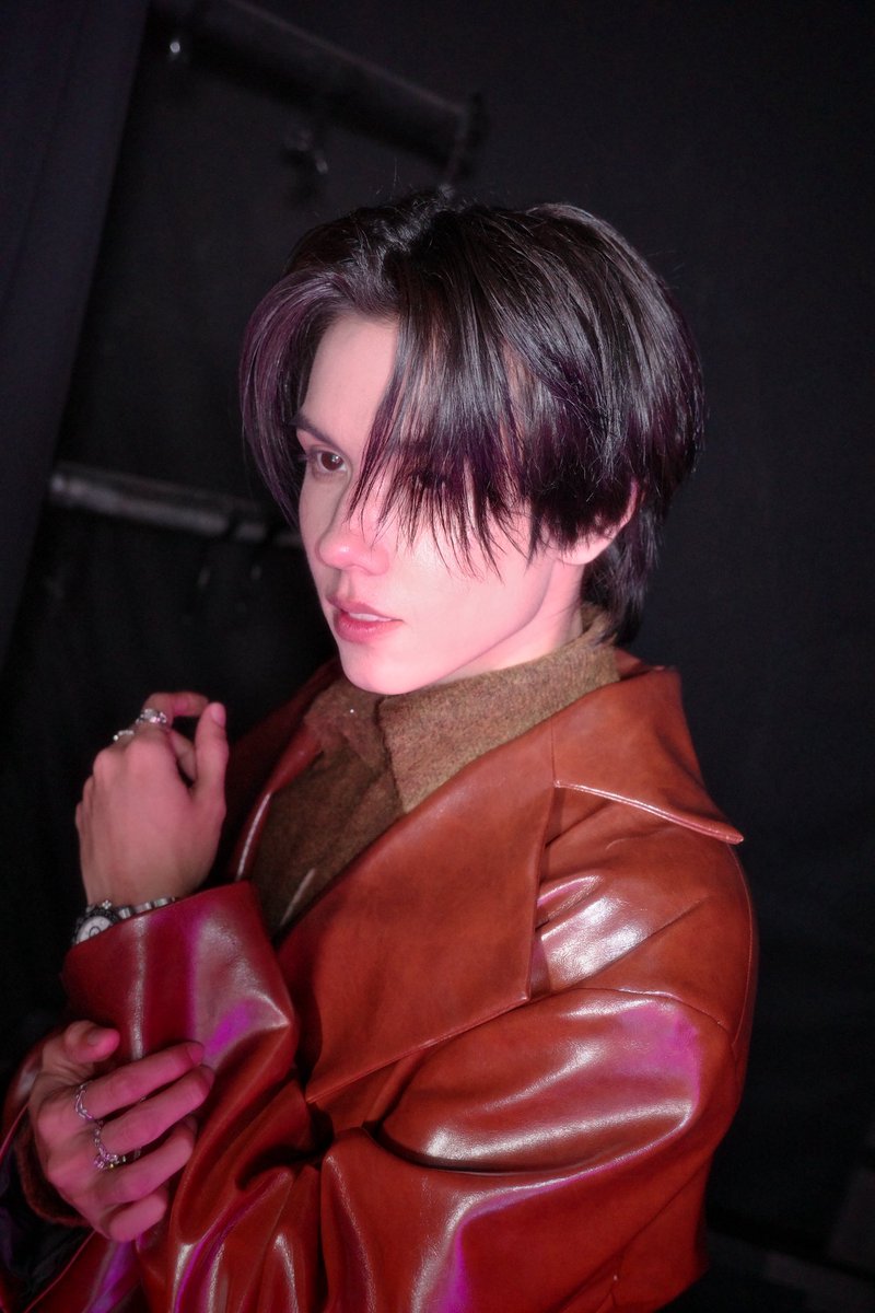 แวะมาขอบคุณพี่ๆด้วยลุคสุดหล่ออ 
ขอบคุณจริงๆนะค้าบบที่ตั้งใจโหวตให้พวกผมได้มาเต้นโชว์สเตปเศรษฐี เลิฟๆๆ

#ALEXbuckland #DICE_SONRAY
#TMCxSpotifyHot4_DICE