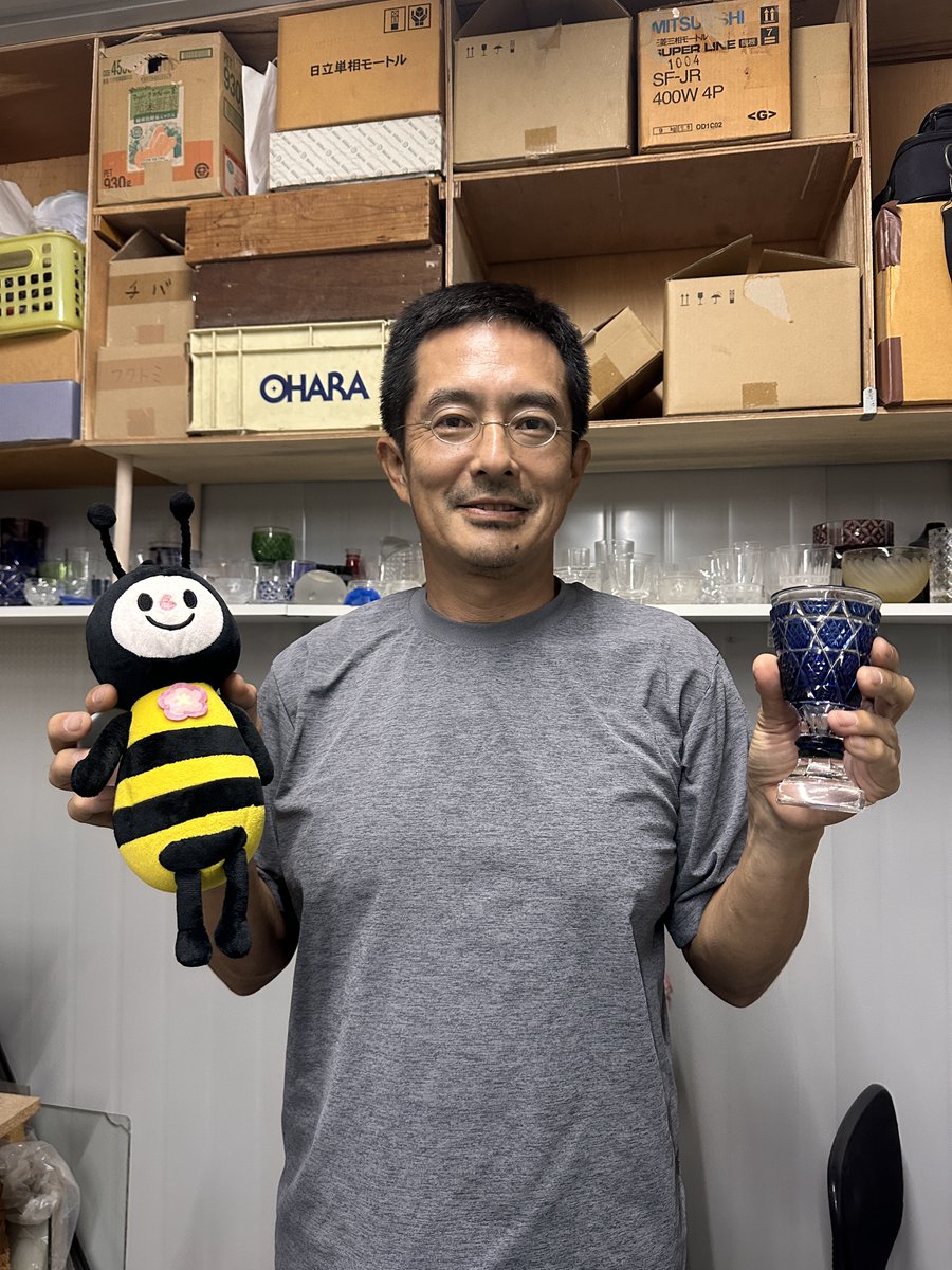 ARTbeeHIVE's tweet photo. #ART_bee_HIVE の取材記録📷
第25号の「アートな場所」は「東京ガラス工芸研究所」を取材🎤
理事で自身もガラス工芸作家である大本研一郎さんに、研究所の魅力や指導をする上で大切にしていることなどを伺いました✨
2026.1/5(月)発行です🐝お楽しみに～
https://t.co/0rrH300rZl https://t.co/2k6Ut7nIj3