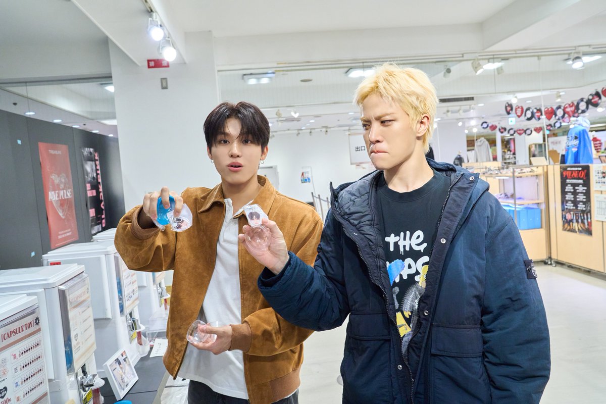 [📸💭]

POP-UP STOREに来店時の
ビハインドエピソード公開✨

カプセルトイにチャレンジする #PARKJEONGWOO と #SOJUNGHWAN

2人ともまさかの全く一緒の
怒の #YOSHI を引き当て！？

こんなことありえるの！？と驚く #パクジョンウ 😧と
どこか納得してなさそうな #ソジョンファン 🤨でした