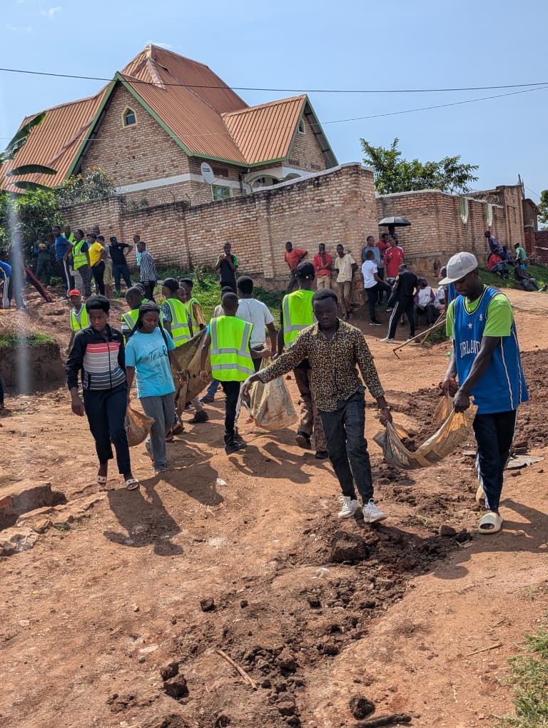 UR_SWSA's tweet photo. On 29 Nov 2025, together with @YV and @envT for community work in Tumba–Mukoni. We did a kitchen garden for a vulnerable mother and rehabilitated a damaged road, promoting wellbeing and sustainable community development. Collective action remains essential for progress.
#Umuganda https://t.co/HMp6wUwJDn