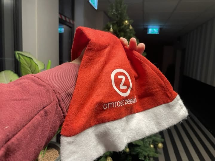 RemcoNu's tweet photo. Goeiemorgen. Ligt er nou echt al een kerstmuts op de gang bij de studio? Ja! Waar is de mijter? ๐คญ
#ZLDWW:
- Wel duizend pakjes in Hulst bij Sint Helpt.
- Campings beginnen proef hoe ze hoosbuien beter aankunnen.
- Update van de Zeeuwse Janny Fioole vanaf Sri Lanka over overstromingen.
Radio kan aan!