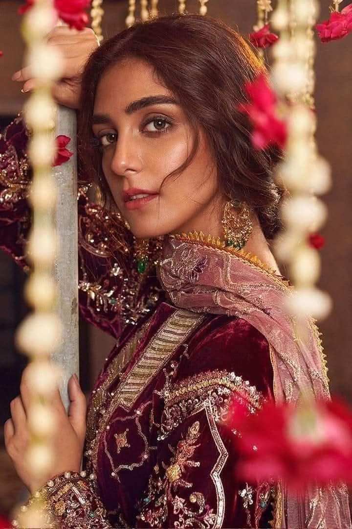 نگاہِ ناز میں گہرائی کا اِک سمندر ہے،
جمالِ یار میں اِک رُوح کی اَداؤں کا جادو۔

تیرے ہر نقش میں اِک عہدِ نو کا منظر ہے،
اِس حسن کو دیکھ کر خود سے کہوں، تُو بس تُو!

#انتخاب_محسن #اردو_زبان