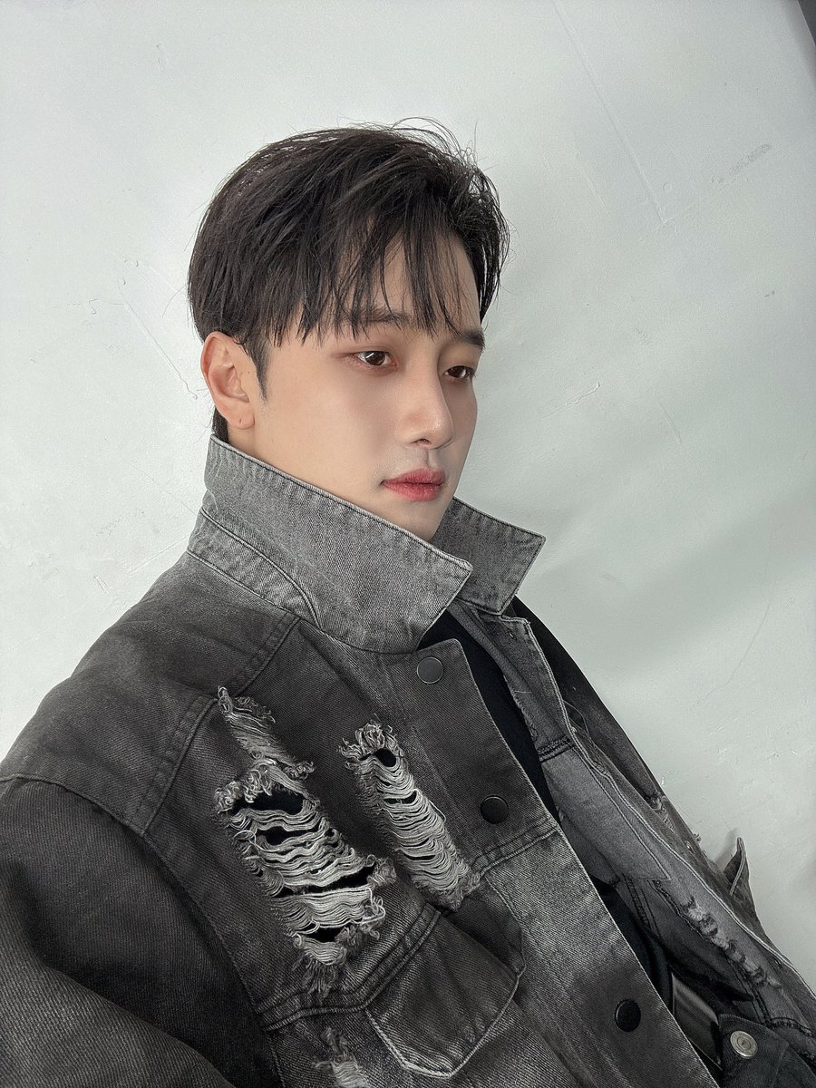 L5ST_official's tweet photo. 날씨가 많이 추워졌네요 감기조심하세요😀

#L5ST #로스트 #ロスト 
#YOONSANG #윤상 #ユンサン https://t.co/dODrkW3ySa