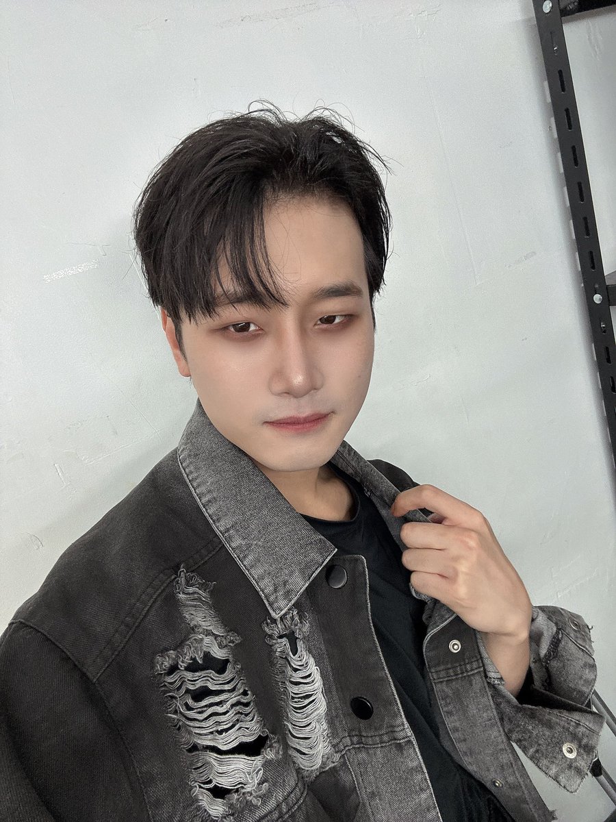 L5ST_official's tweet photo. 날씨가 많이 추워졌네요 감기조심하세요😀

#L5ST #로스트 #ロスト 
#YOONSANG #윤상 #ユンサン https://t.co/dODrkW3ySa