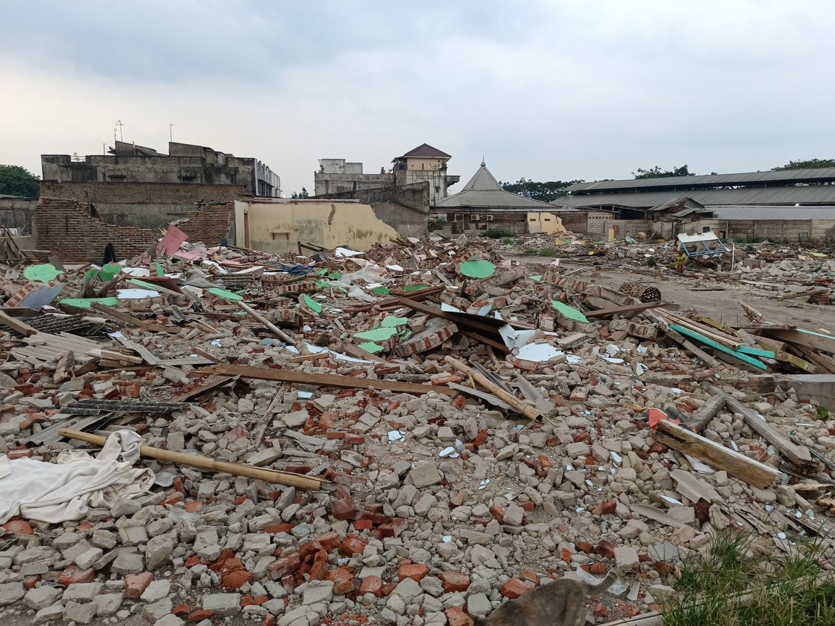 Nicho_Silalahi's tweet photo. TRAGEDI PENYAPLOKAN LAHAN:
Kisah Kelam Bagaimana Kelas Pekerja Dijauhkan dari Rumah dan Tanah Mereka Sendiri

Selama puluhan tahun, Indonesia menghadapi backlog perumahan yang terus membesar. Secara resmi, angka backlog sering disebut berada di kisaran 12–14 juta unit, tetapi di lapangan situasinya jauh lebih serius. Rumah layak semakin tak terjangkau, terutama bagi pekerja muda dan keluarga kecil di kota-kota besar. Harga tanah melesat cepat, sementara upah dan subsidi berjalan lambat. Di balik semua ini, ada sebuah mekanisme yang jarang dibahas secara jujur: praktik penyaplokan lahan secara masif oleh korporasi besar dengan harga yang tak manusiawi.

Di banyak daerah pinggiran kota, tanah rakyat dibeli oleh agen-agen perusahaan besar hanya dengan harga 5.000 sampai 25.000 rupiah per meter persegi. Ini terjadi sejak awal 1990-an hingga hari ini, dalam berbagai bentuk: pembelian putus, tekanan sosial, penawaran mendadak, sampai manipulasi informasi bahwa tanah tersebut akan dipakai proyek negara. Rakyat kecil yang tidak paham hukum, tidak punya akses ke penilai tanah independen, dan butuh uang cepat sering kali terpaksa menjual. Dalam banyak kasus, mereka bahkan tidak memahami bahwa nilai tanah mereka sebenarnya puluhan hingga ratusan kali lipat.

Setelah lahan terkumpul, korporasi memproses konversi, memecah sertifikat, dan meningkatkan status peruntukan. Tanah yang sebelumnya dibeli seharga 5.000 per meter dijual kembali sebagai kavling perumahan, ruko, atau proyek komersial dengan harga mulai dari 2 juta sampai 15 juta per meter. Selisih ini bukan sekadar keuntungan bisnis, tetapi bentuk ekstraksi yang mencabut masa depan keluarga kelas pekerja untuk memiliki aset tanah.

Sementara itu, kelas pekerja — buruh pabrik, pekerja ojek online, guru honorer, pegawai kontrak, penjaga toko, perawat, office boy, dan jutaan lainnya — dibiarkan menyewa rumah petak atau kos sempit selama 20–30 tahun tanpa pernah mampu naik kelas menjadi pemilik rumah. Mereka produktif, mereka membayar pajak, mereka menggerakkan ekonomi, tetapi sistem properti justru menjauhkan mereka dari kepemilikan tanah. Mereka tidak kalah rajin; mereka hanya dilahirkan di tengah struktur ekonomi yang menempatkan tanah sebagai komoditas spekulasi korporasi.

Inilah tragedi yang jarang disebutkan secara terbuka: rumah dan tanah bukan lagi hak dasar, melainkan barang eksklusif yang dijaga oleh rumitnya regulasi dan permainan nilai. Konglomerasi besar memiliki modal, informasi, konsultan hukum, akses ke kepala daerah, dan kemampuan membeli lahan dalam jumlah besar. Sementara rakyat kecil hanya dihadapkan pada pilihan: jual murah sekarang, atau tergusur nanti.

Fenomena ini menciptakan generasi pekerja tanpa akar. Mereka bekerja di kota, tetapi tidak bisa memiliki rumah di kota. Mereka membayar pajak daerah, tetapi tidak jadi pemilik aset daerah. Mereka produktif, tetapi hasil produktivitas mereka tidak pernah kembali dalam bentuk kepemilikan tanah. Ini adalah bentuk modern dari penjajahan ekonomi: rakyat berada di tanah kelahiran sendiri, namun tidak memiliki hak untuk tinggal dengan layak.

Backlog perumahan tidak hanya soal kurangnya unit; ini adalah hasil dari akumulasi kapital yang tidak berimbang. Selama tanah menjadi instrumen spekulasi, selama pembelian tanah murah oleh korporasi dibiarkan tanpa regulasi yang adil, selama pekerja terus dihalangi dari akses pembiayaan yang manusiawi, maka tragedi penyaplokan lahan akan terus berlangsung.

Jika negara tidak melakukan koreksi, maka kota-kota besar Indonesia akan berubah menjadi ruang steril: tempat para pemilik modal berkembang, sementara para pekerja hanya menjadi tamu yang tidak pernah punya cukup uang untuk menetap. Dan bila ini terus berlanjut, satu generasi lagi akan lahir sebagai generasi pekerja tanpa rumah, tanpa tanah, tanpa masa depan yang bisa diwariskan.

Ini bukan sekadar laporan; ini adalah peringatan keras bahwa sistem perumahan kita sedang membentuk ketidakadilan struktural yang menakutkan.