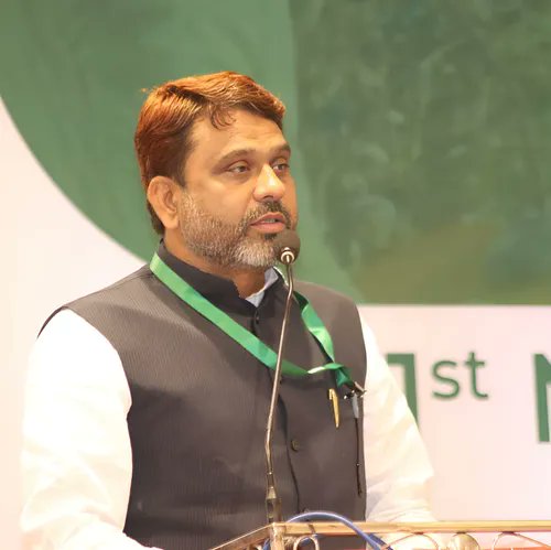 yuva_aas's tweet image. अख्तरुल ईमान 2015 में AIMIM से चुनाव लड़े थे कोचाधामन से और वो चुनाव हार गए, 2019 किशनगंज उपचुनाव से AIMIM के कमरुल हुदा को चुनाव जिताकर लाए 

2020 के विधानसभा चुनाव में AIMIM को 5 सीटे जिताकर दी, तेजस्वी यादव ने सभी 5 विधायकों को राजद में आने के लिए कहा अख्तरुल ईमान को मंत्री पद…