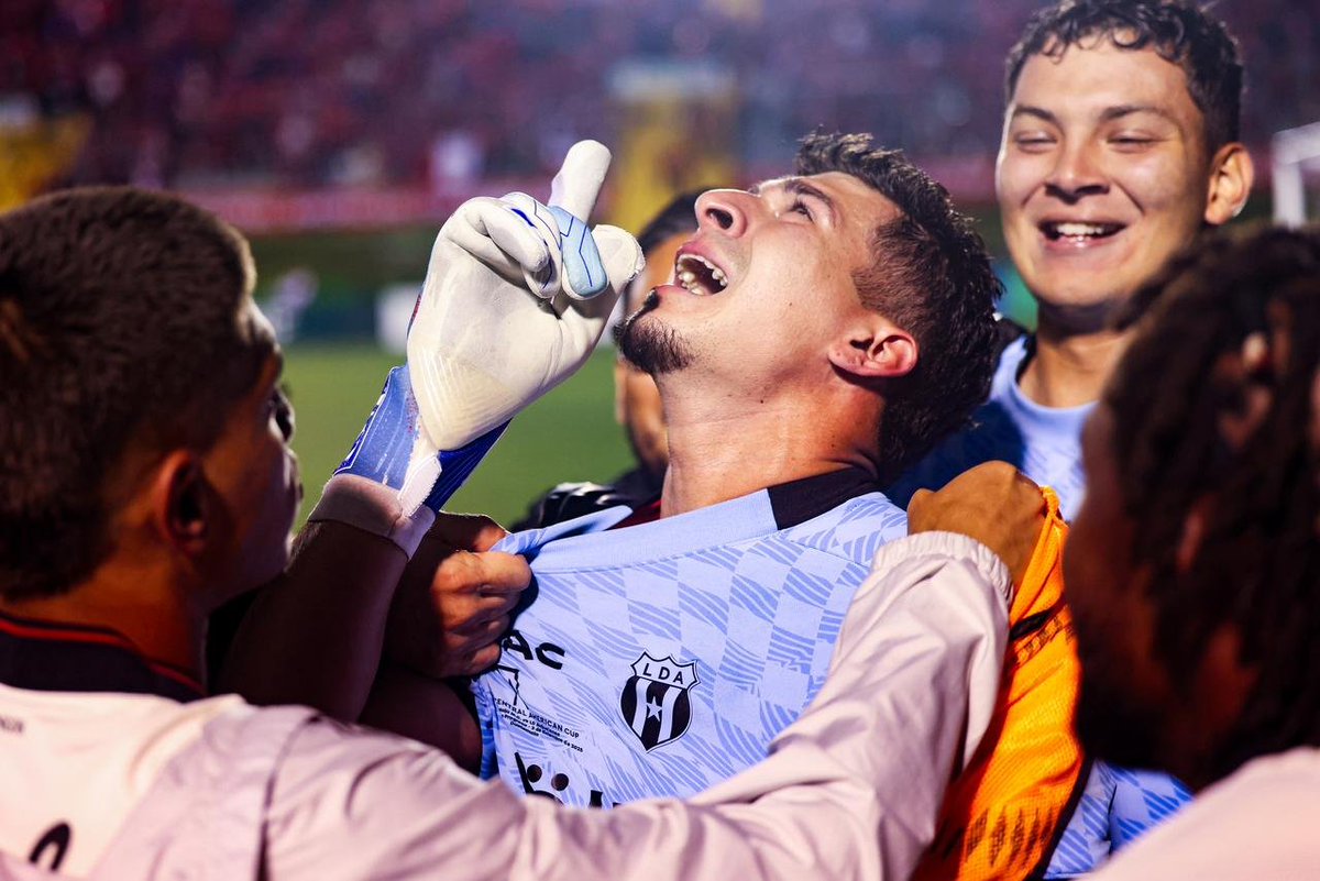 An7onioAlfaro's tweet photo. ¡Llore, Bayron, llore! 
Por el paradón en tiempo extra, por los dos penales detenidos, por lo que sintió cuando muchos pensamos: "Se le fue a la Liga sin Washington Ortega". Llore, porque todos dudamos de usted. Todos, menos el de "allá arriba", al que usted señaló una y otra vez https://t.co/GkKseITsDM