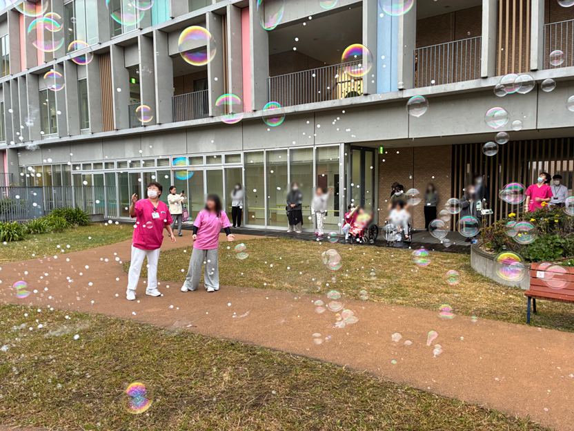 しゃぼんだまイベント第2弾を開催しました✨ 
小雨の中でも、しゃぼん玉おばさんの魔法のような泡が広がり、たくさんの“し泡せ（しあわせ）”が生まれました🫧
患者さんもご家族もスタッフも、思わず笑顔に。
ご参加いただいた皆さま、ありがとうございました🌈