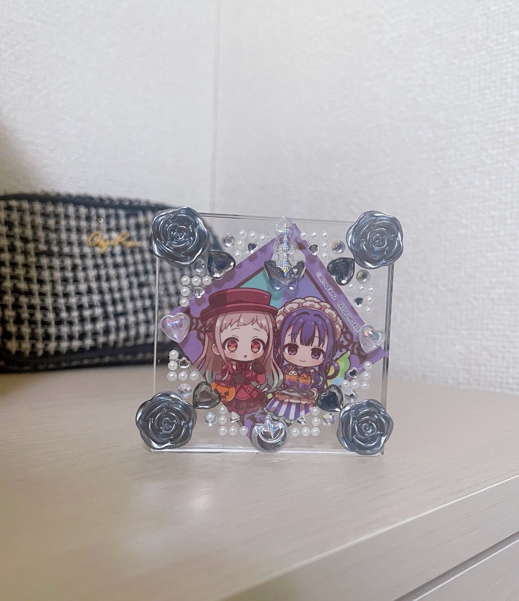 c8h7n3O2mm's tweet image. この前のあおねねドリンクのストロータグが百均のアクリルフレームにぴったりでアクブロみたいに出来た🩵💜