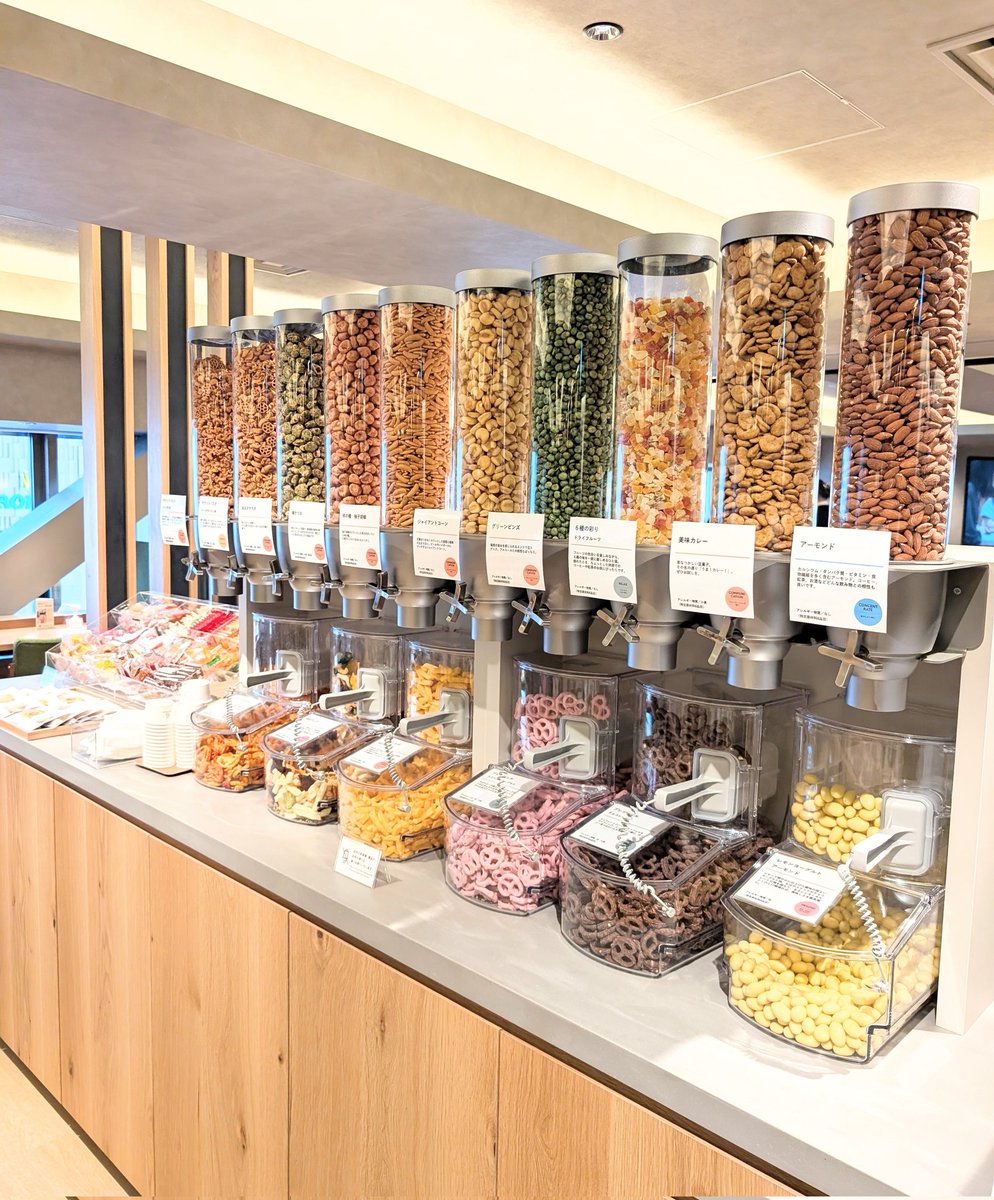 12/8に新宿にオープンするOlive LOUNGEが便利すぎて最高だった！新宿伊勢丹の隣の超好立地で新宿三丁目駅直結。1Fがスタバ、2Fと地下1Fがシェアラウンジになっていて席も多数。ビジネスマンの仕事利用や買い物時のカフェ利用にもめちゃ便利で新宿カフェ難民はブクマ推奨。
中の様子ツリーに繋げます👇🏻