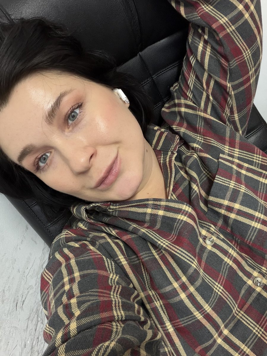 А ничо тот факт, что у меня очень красивые глаза? И вот живу с этим