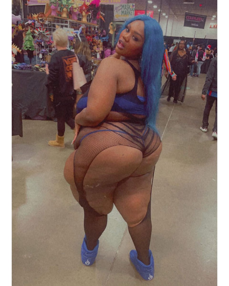 beverlyblue3x's tweet photo. Throwback to 2022, when I went to Exxxotica in the DMV area.

I may stop by this weekend. 😉  
#dmvfreaks https://t.co/NVRVsYmkzZ