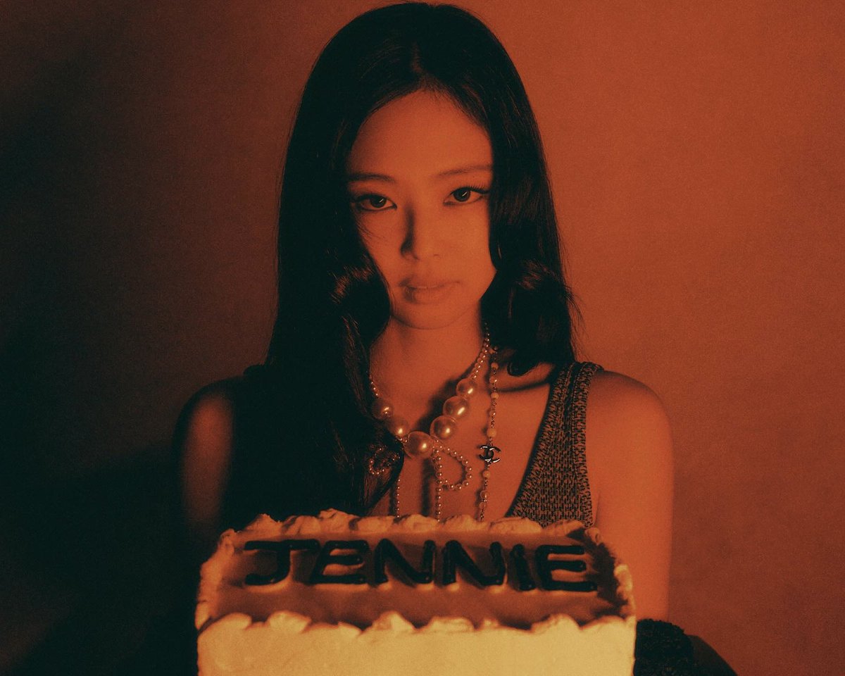 JennieDCGallery's tweet image. 251204 제니 ‘Ruby’, 음악성 전 세계에서 인정받았다…글로벌 차트서 최초·최고 기록 행진

제니가 첫 정규 앨범 ‘Ruby’로 K-팝 역사에 새로운 이정표를 세웠다.

미국 음악 전문 매거진 롤링스톤이 발표한 ‘The 100 Best Albums of 2025’에 제니의 앨범 ‘Ruby’가 29위에 선정되며 K-팝 아티스트 중…