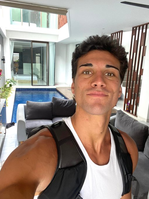 razib_ul47671's tweet image. I published 1,500 books on Amazon and made $3M

Here’s how in 10 steps:

1. Find 10 evergreen nonfiction niches on ChatGPT
2. Pick one that’s specific, not broad. e.g. ADHD parenting
3. Ask ChatGPT to write 10 book chapters for that niche
4. Expand chapters with Claude AI
5.…