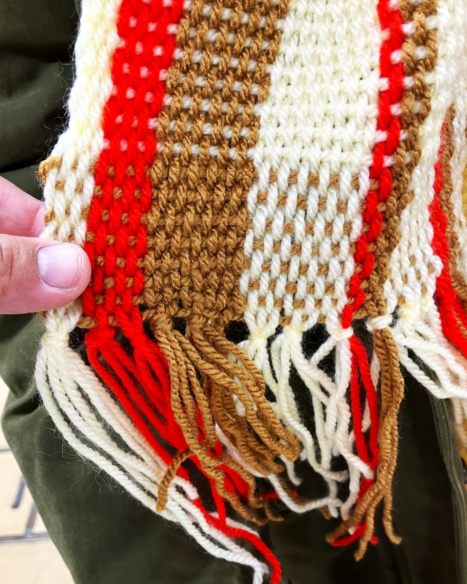kwassuidesign's tweet photo. テキスタイルデザイン実習Ⅱでは、ファッションやインテリアの素材となる織物を製作しています。
明るい色のマフラーは、冬を暖かくしてくれますね。

#デザイン #ファッション #染色 #陶芸 #家庭科 #教員免許 #活水女子大学 #生活デザイン学科 #長崎 #テキスタイル #被服 #マフラー https://t.co/KUlOMaadGS