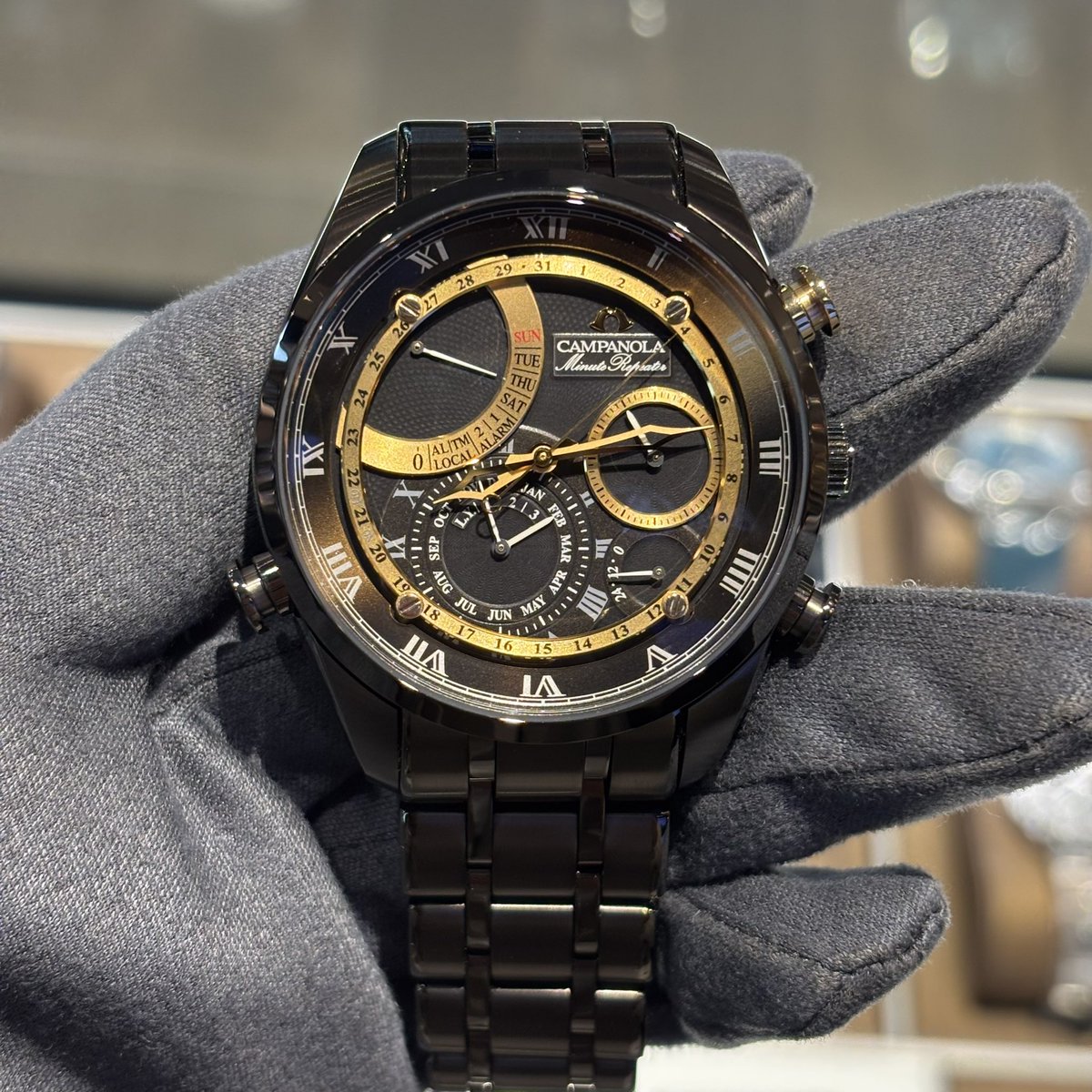 Threecbp's tweet image. 【CITIZEN】
CAMPANOLA　星響（ほしのひびき）

カンパノラ25周年の特別な瞬間を彩る、BLACK&amp;amp;GOLDの限定モデル

カンパノラ初のDLCメタルバンドを採用

見返しリングの金色グラデーションは響き渡る鐘の音の広がりを表現✨

ミニッツリピーターを起動するゴールドのプッシュボタンも特別感があります