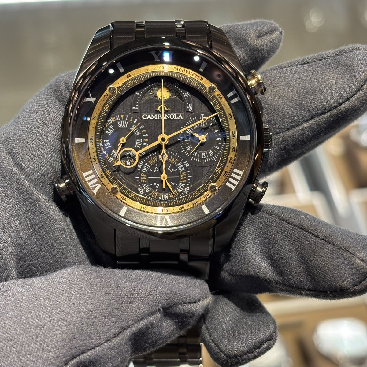 Threecbp's tweet image. 【CITIZEN】
CAMPANOLA　星響（ほしのひびき）

カンパノラ25周年の特別な瞬間を彩る、BLACK&amp;amp;GOLDの限定モデル

カンパノラ初のDLCメタルバンドを採用

見返しリングの金色グラデーションは響き渡る鐘の音の広がりを表現✨

ミニッツリピーターを起動するゴールドのプッシュボタンも特別感があります