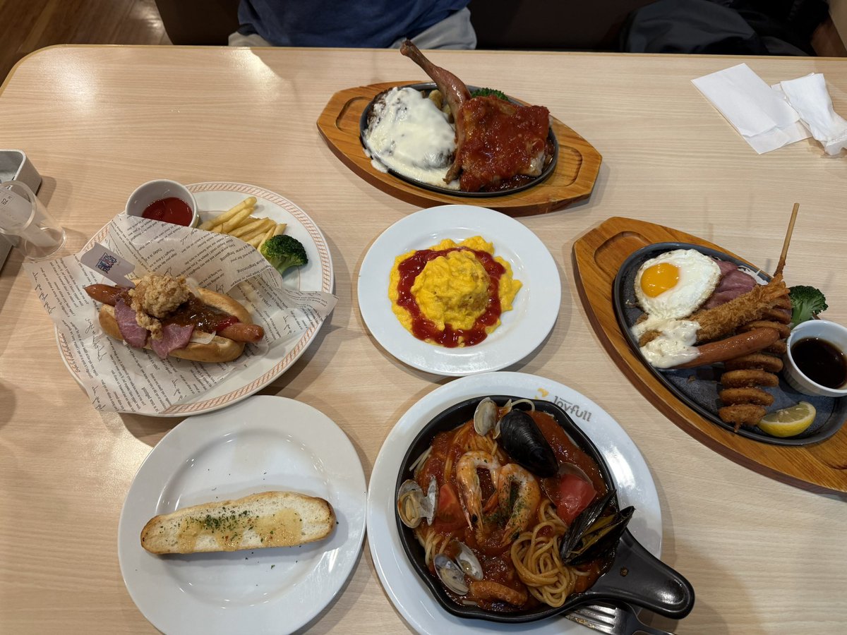 ItyouHima's tweet photo. 昨日、仕事が終わって帰って弟に…
私「まだご飯食べてないね?ジョイフル行くよ!!」
弟「お、おぉ…」
で、来た!!
本当は全種類食べたかったけど、美味しく食べられる量に留めておいたww
ルフィ、ゾロ、サンジ、フランキーのメニューを頼んだ^ ^美味しかった😋
#ジョイフル #joiful https://t.co/21Q033Y5vT