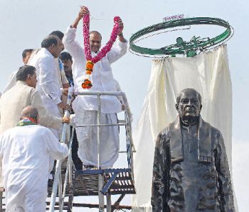 BalaStan9999's tweet image. ఆంధ్ర లో వారి అభిమానులు విగ్రహం పెట్టుకుంటారు అంటే ఎవరు అభ్యత్రం చెప్పరు

Example 👇
Rajamundry
Vizag
Vijayawada

ఏపీ రాష్ట్రము లో BRS లేదు అమాయక ప్రజలను రెచ్చగొట్టి తెలుగు తల్లి విగ్రహం నుంచి తెలుగు వాళ్ళ విగ్రహాలు ద్వాంసంచేయించడానికి
కాబ్బట్టి ఎవరైనా విగ్రహం పెట్టుకోవచ్చు