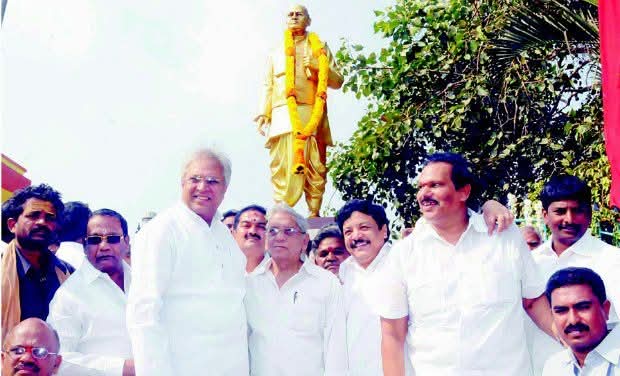 BalaStan9999's tweet image. ఆంధ్ర లో వారి అభిమానులు విగ్రహం పెట్టుకుంటారు అంటే ఎవరు అభ్యత్రం చెప్పరు

Example 👇
Rajamundry
Vizag
Vijayawada

ఏపీ రాష్ట్రము లో BRS లేదు అమాయక ప్రజలను రెచ్చగొట్టి తెలుగు తల్లి విగ్రహం నుంచి తెలుగు వాళ్ళ విగ్రహాలు ద్వాంసంచేయించడానికి
కాబ్బట్టి ఎవరైనా విగ్రహం పెట్టుకోవచ్చు