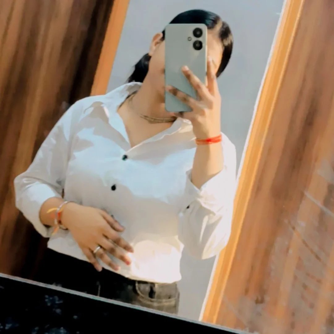 Manu_choudhary4's tweet image. ज्यादातर प्रेम करने और कैरियर बनाने की उम्र एक ही होती है और प्रेम के चक्कर में कैरियर की बाट लग जाती है ....! लास्ट में ना कैरियर बन पाता है और प्यार भी छोड़कर चला जाता है..! इसीलिए कैरियर को प्राथमिकता दें प्यार को नहीं...!!🙂