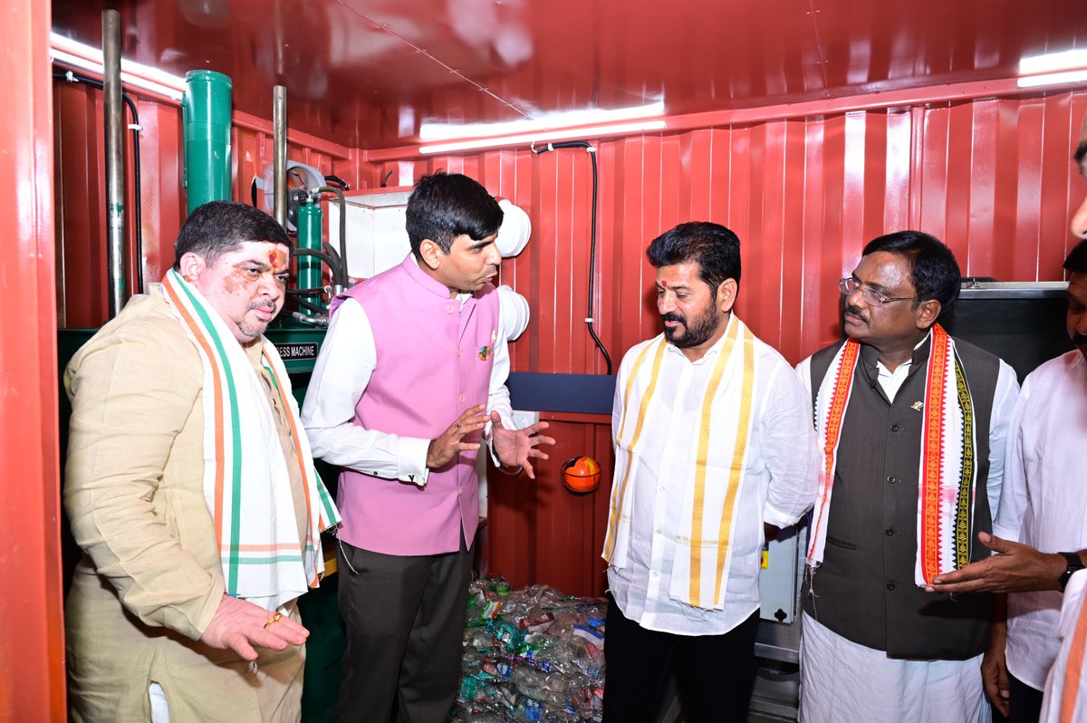 Akshaycsdeshpan's tweet photo. Goosebumps activated 

Hon’ble Chief Minister of Telangana Sri A. Revanth Reddy Garu explored Sustainability on Wheels by Switcheko  our mobile, patent-backed sustainability innovation that’s born in Telangana for the world.

The portal to a cleaner, smarter, circular future is opening 
And Telangana is leading from the front.

#SustainabilityOnWheels #Switcheko #TelanganaRising