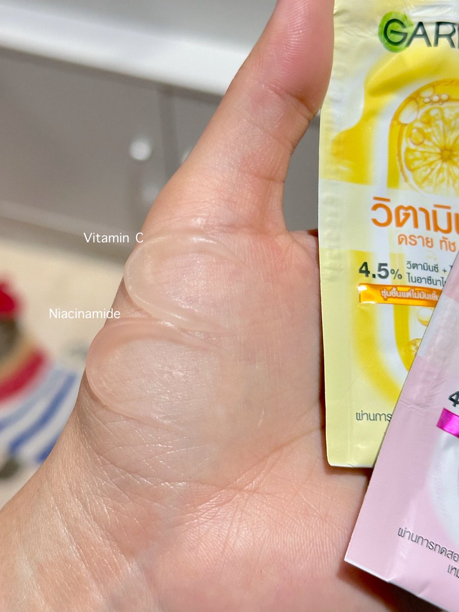 ได้ลองแล้วว แอบไปซื้อแบบซองมาใช้ ชอบ 2 สูตรนี้มากๆๆ ปกติใช้โฟมล้างหน้าแบรนด์นี้สูตรวิตามินซีอยู่แล้ว พอใช้คู่กับมอยซ์โมจิคือผิวใส ชุ่มชื้นแล้วนุ่มมากๆๆๆ ทาแล้วนุ่มไปกับผิวเลย หน้าไม่มันน ซองละ 29.- ไปลองเหอะะ เอาจริงๆดีมากๆๆ