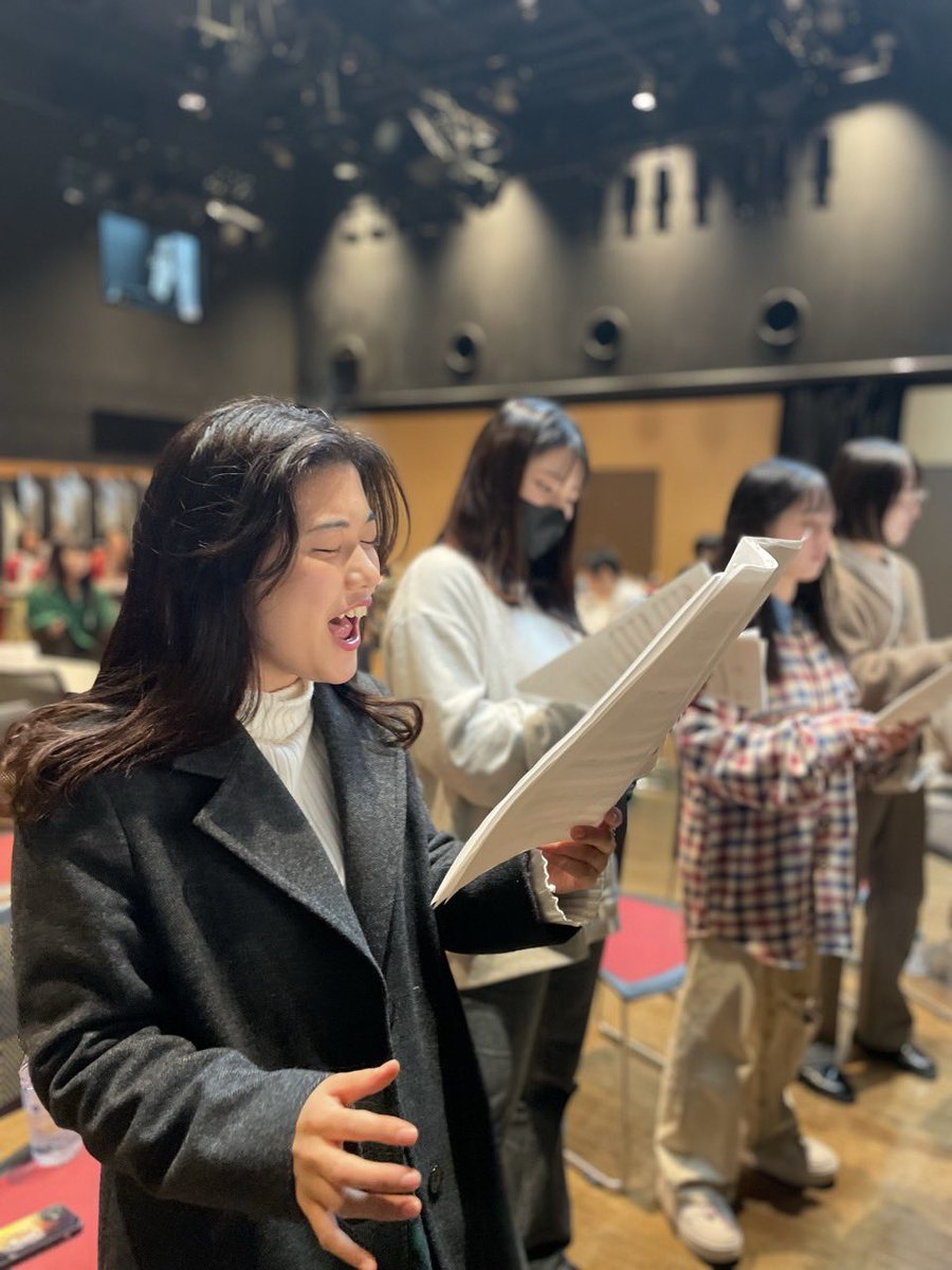 aonotoride_2026's tweet photo. 先日、キャスト・スタッフでの顔合わせが行われ、笑顔と期待が溢れる時間になりました✨️
歌稽古もスタートし、役と物語が少しずつ息づき始めています🎶
稽古場の空気が一つの作品へと向かって、着実に熱を帯びてきています。
皆さまに作品をお届けできる日が今から待ち遠しいです！お楽しみに👀 https://t.co/DfAbishgQn