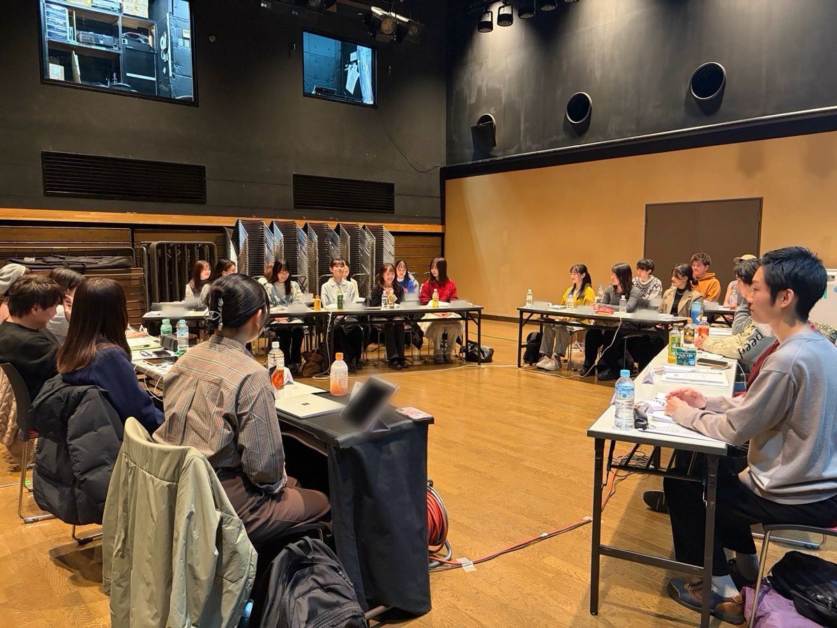 aonotoride_2026's tweet photo. 先日、キャスト・スタッフでの顔合わせが行われ、笑顔と期待が溢れる時間になりました✨️
歌稽古もスタートし、役と物語が少しずつ息づき始めています🎶
稽古場の空気が一つの作品へと向かって、着実に熱を帯びてきています。
皆さまに作品をお届けできる日が今から待ち遠しいです！お楽しみに👀 https://t.co/DfAbishgQn